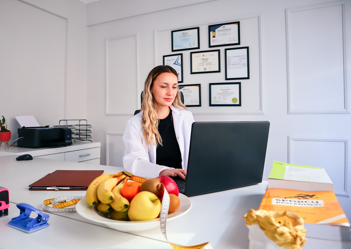 Nutricionista asesorando sobre alimentación saludable